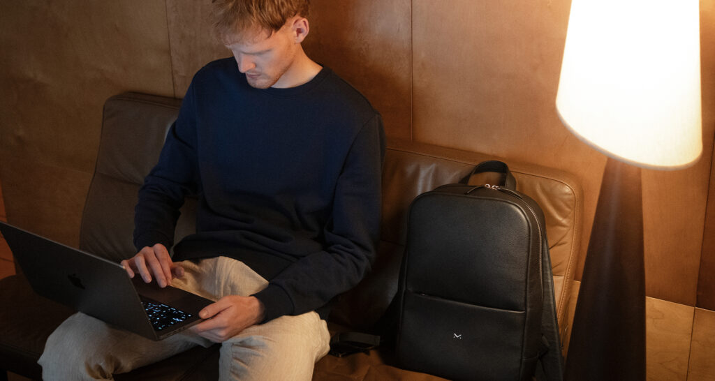 Робота з MacBook і рюкзаком Monocaso